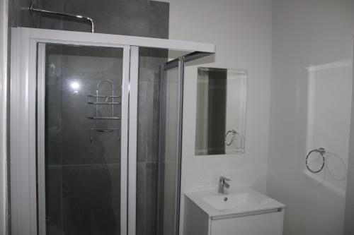SandtonFun modern two bed apartment in fourways的带淋浴、卫生间和盥洗盆的浴室