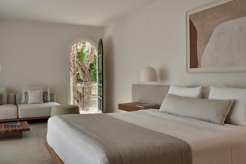 卡拉米San Antonio Corfu Resort (Adults Only)的一间白色的卧室,配有床和客厅