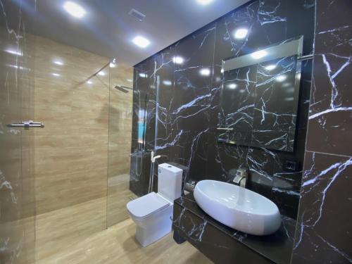塞凡Black Diamond Sevan的浴室配有卫生间、盥洗盆和淋浴。