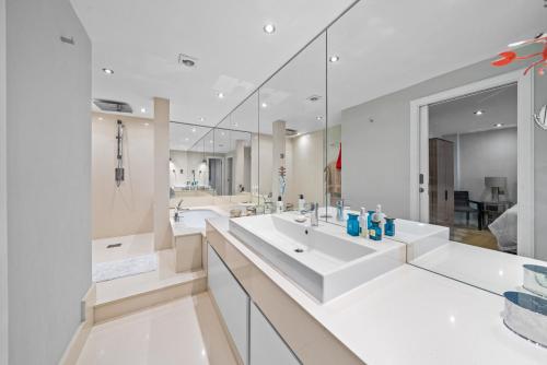 伦敦Captivating 3-Bed House in London Holland Park的一间带两个盥洗盆和大镜子的浴室