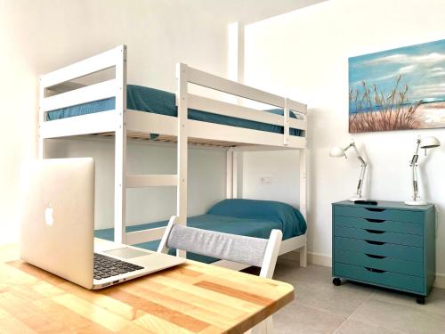 Apartamento Luz de Conil. WIFI+A/C. SOLO FAMILIAS Y PAREJAS客房内的一张或多张双层床