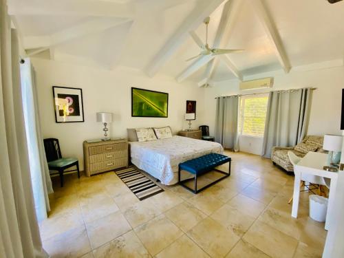 Teagues BayHidden Valley Villa的一间卧室设有一张床和一间客厅。