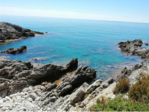 阿谢亚A Levante的一大片水,有岩石和海洋