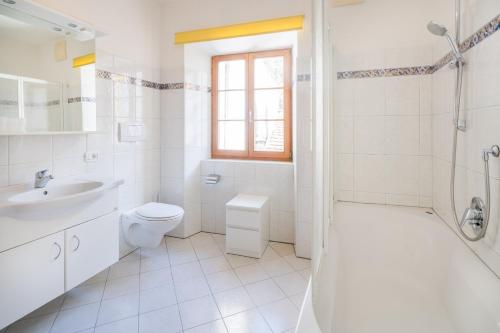 马莱斯韦诺斯塔格雷夫酒店的白色的浴室设有卫生间和水槽。
