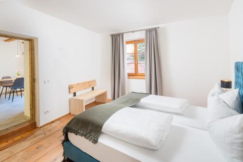 马莱斯韦诺斯塔格雷夫酒店的白色卧室配有床和桌子