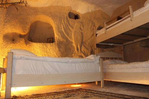 和平洞穴旅舍客房内的一张或多张双层床