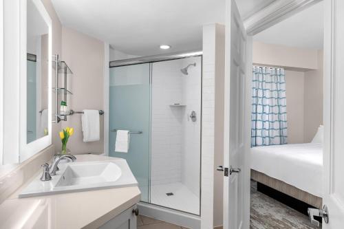 希尔顿黑德岛格兰德海洋万豪酒店的带淋浴和盥洗盆的白色浴室
