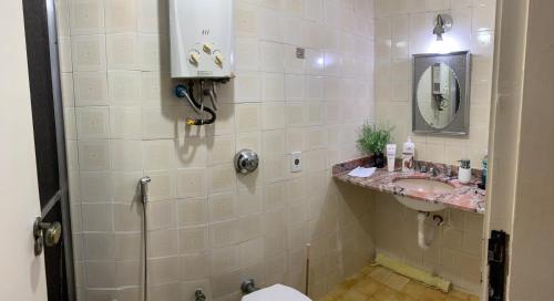 里约热内卢Aconchego no Rio的一间带水槽、卫生间和镜子的浴室