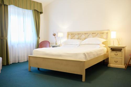 贝尔蒂诺罗全景酒店的一间卧室设有一张大床和一个窗户。