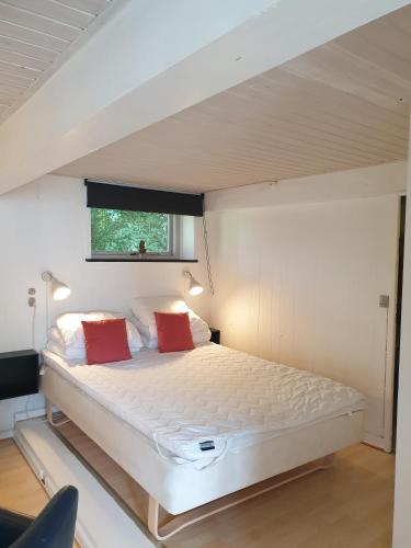 奥基克比St. Strandbygaard的一张位于小房间的大型床,设有窗户