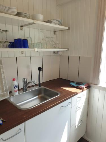 奥基克比St. Strandbygaard的厨房配有水槽和木制台面