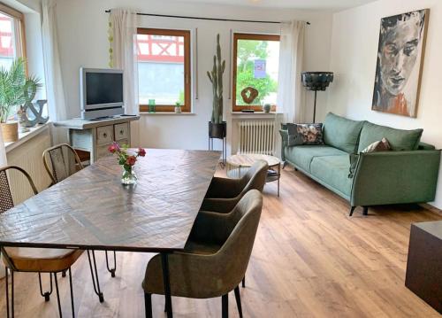 辛根Ferienwohnung am Bodensee的客厅配有桌子和沙发