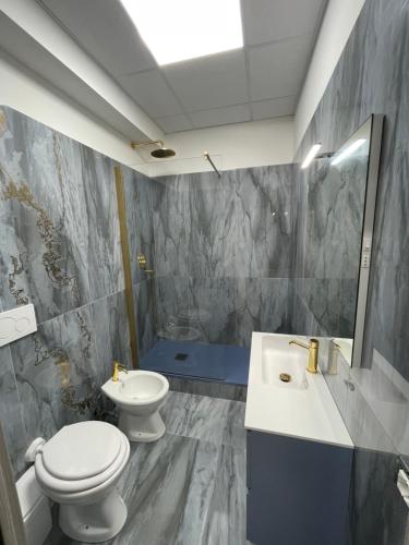 泰拉奇纳Corso 104的一间带卫生间和水槽的浴室
