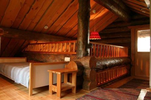 KeyrittyKelola Cottage的小木屋内一间卧室,配有一张床