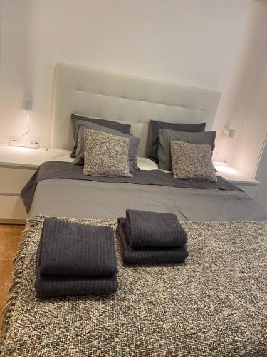多列毛利诺斯Studio La Carihuela的一间卧室配有一张带两个枕头的床