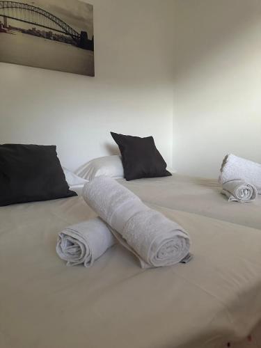 巴列埃尔莫索Apartamento Fortaleza的一张床上有两卷白色毛巾的床