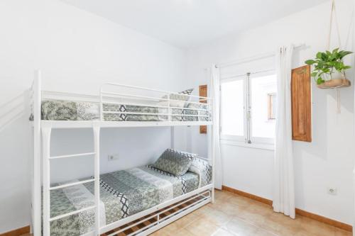 哈维亚CA´N TOSCA的一间卧室配有双层床。