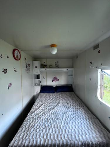 维勒Domek holenderski的一间小房间的卧室,配有一张床铺
