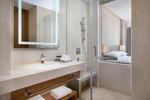 上海上海万信福朋喜来登酒店的一间带水槽和镜子的浴室