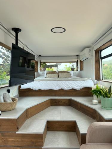 米纳Leobus-לאו באס的一张带床和沙发的面包车卧室