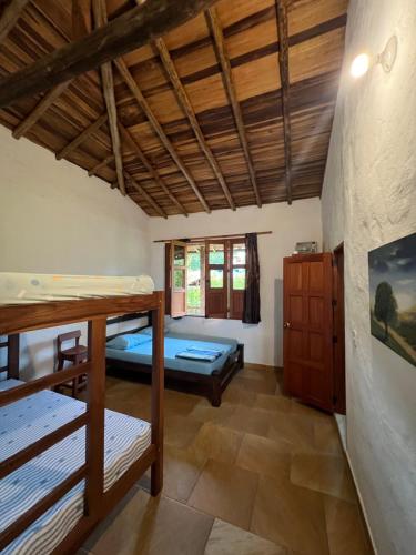 巴里查拉Villa Higueras的客房设有两张双层床和木制天花板。