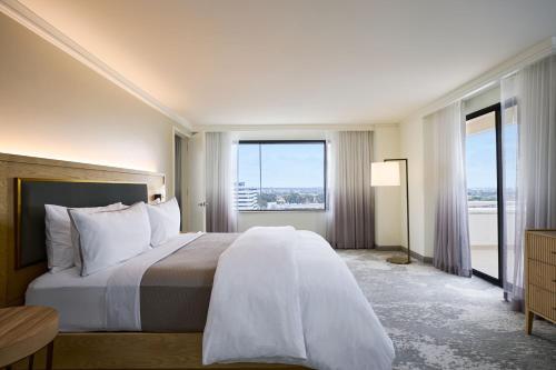 洛杉矶洛杉矶机场威斯汀酒店的一间卧室设有一张大床和一个大窗户