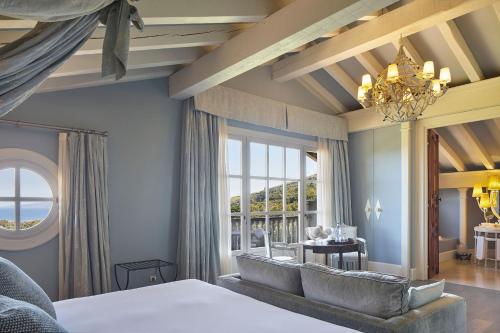 吉塔里亚伊图雷吉酒店的一间卧室设有一张床和一个大窗户