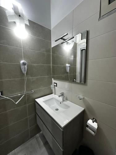 AcerraAlloggio Pulcinella 2 Affittacamere的一间带水槽和镜子的浴室