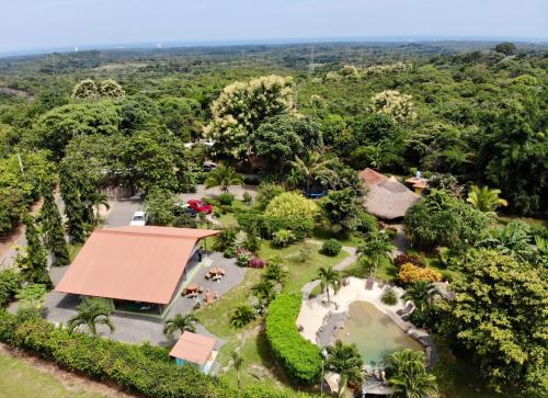 CopecitoCabanas Los Colibris的享有带花园的度假村的顶部景致