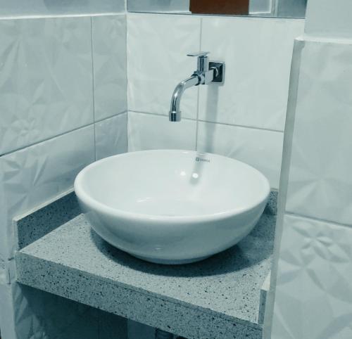 瓦努科HOTEL LA BELLA Y EL LEON的浴室内一个位于柜台上的白色水槽