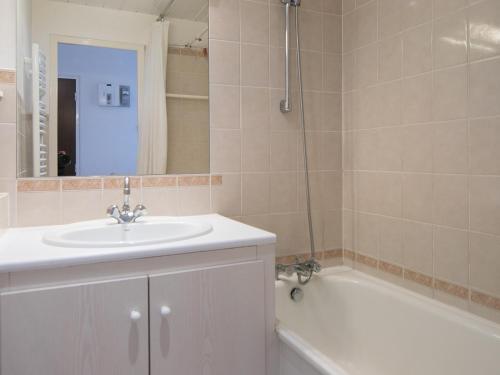 蒂涅Appartement Tignes, 2 pièces, 5 personnes - FR-1-449-137的浴室配有盥洗盆和浴缸。