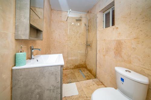 克拉伦代克Bonaire 2 Stay Playa的浴室配有卫生间、盥洗盆和淋浴。