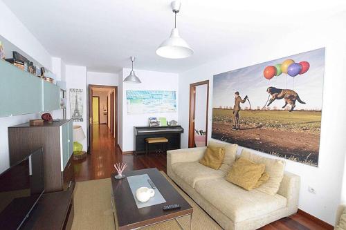 卡马乔JUST-ROOM. Apartamento Angelica的客厅配有沙发和骆驼绘画