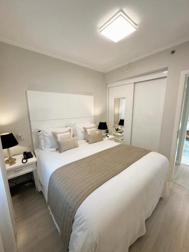 圣保罗Sao Paulo Ibirapuera Privilege - Suite Deluxe的卧室设有一张白色大床和一扇窗户。