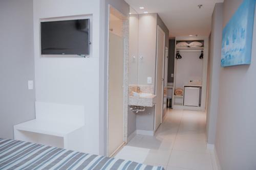 里约热内卢Rede Andrade Lapa的一间卧室设有1间带水槽的浴室和1台电视