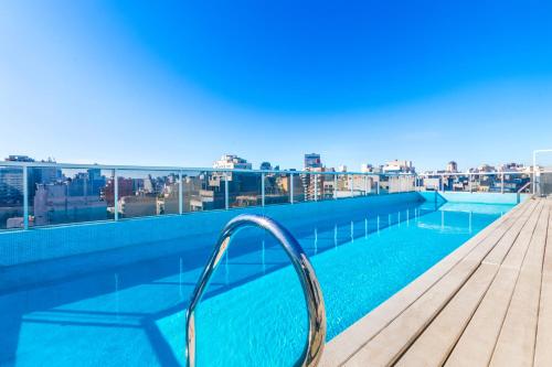 布宜诺斯艾利斯Modern&New Apartment in Palermo的建筑物屋顶上的游泳池