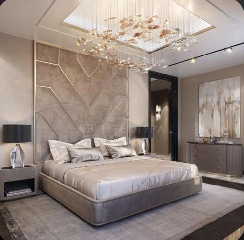 巴库Luxary Home VIP Flora inn的一间卧室配有一张大床和一个吊灯。