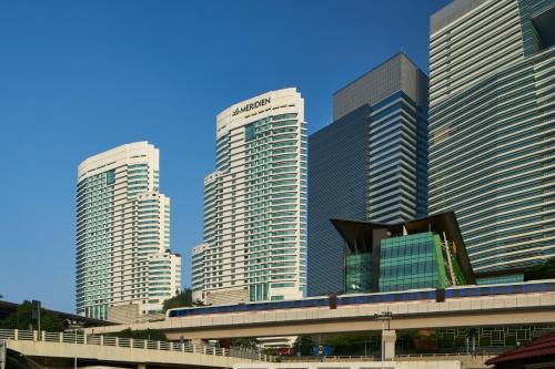吉隆坡Le Méridien Kuala Lumpur的城市中一群高大的建筑