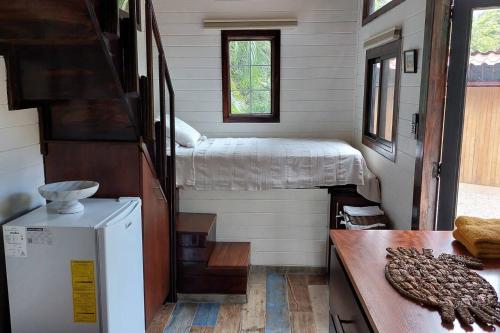 圣克鲁斯Tiny House Villa...的一个小房子,设有一间卧室和一张床