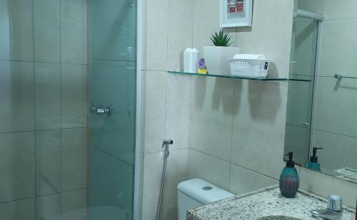若昂佩索阿Flat à beira mar, charmoso e aconchegante的带淋浴、卫生间和盥洗盆的浴室
