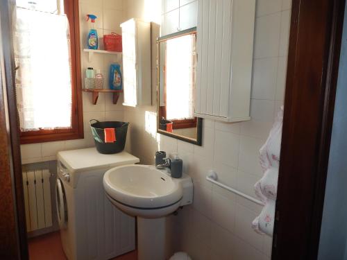 威尼斯Ada home的一间带水槽和卫生间的小浴室