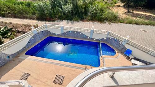加济帕夏Marina Residence Suit 5的房屋甲板上的游泳池