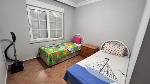 加济帕夏Marina Residence Suit 5的一间小卧室,配有床和窗户