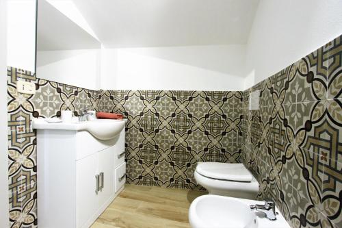 卡利亚诺In Monferrato da Valentina的一间带卫生间和水槽的浴室