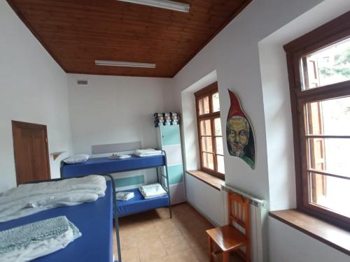 La RieraAlojamiento covadonga的宿舍间 - 带床和窗户