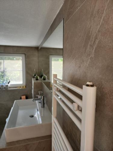 普里什蒂纳Shtepia e Malit的浴室配有盥洗盆和浴缸。