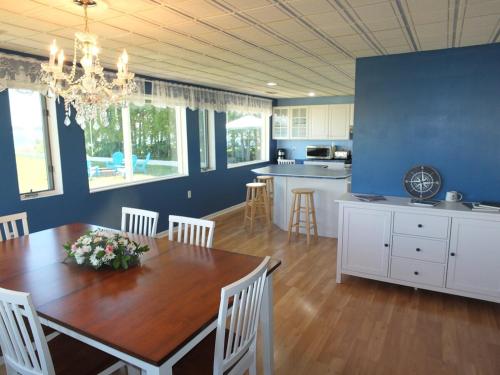 阿斯彭The Life Aquatic - Lakefront Kayaks Included!的厨房以及带桌椅的用餐室。