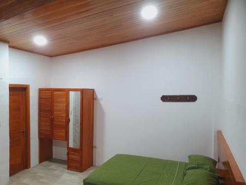 阿约拉港Suite amoblada en Santa Cruz的一间卧室设有一张床和木制天花板