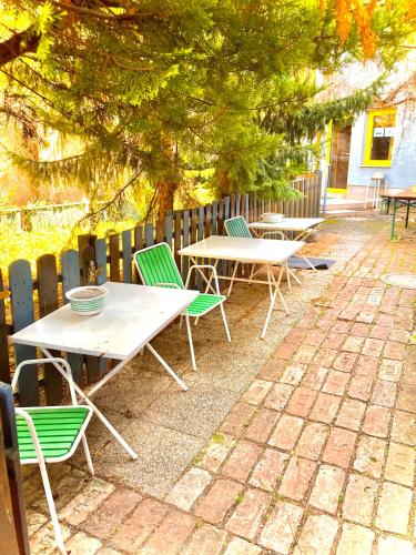 维也纳Apartment & Monteurzimmer的围栏前的野餐桌和椅子