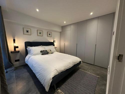 伦敦Two Bedroom House In Kilburn的一间卧室配有一张大床和黑色床头板